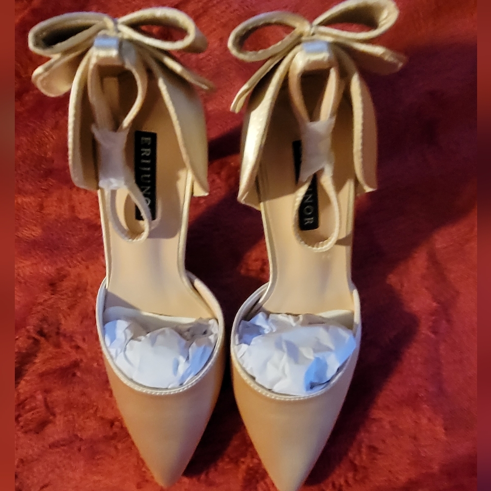 Women Gold satin shoes. Size 6